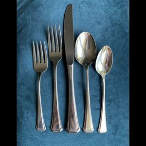 Oneida flatware set with tray